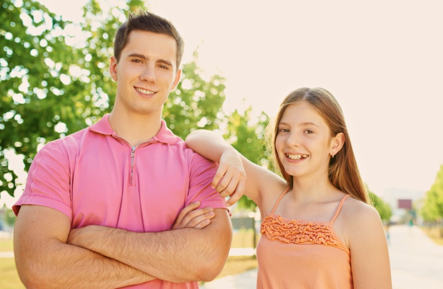 Giải Mã Giấc Mơ Thấy Anh Trai: Từ Điềm Báo Tâm Lý Sâu Sắc Đến Con Số May Mắn